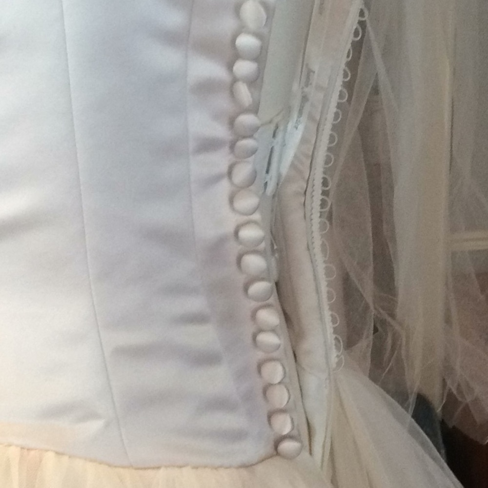 Justin Alexander Sweetheart Gown and Veil. - Picture 7 of 13